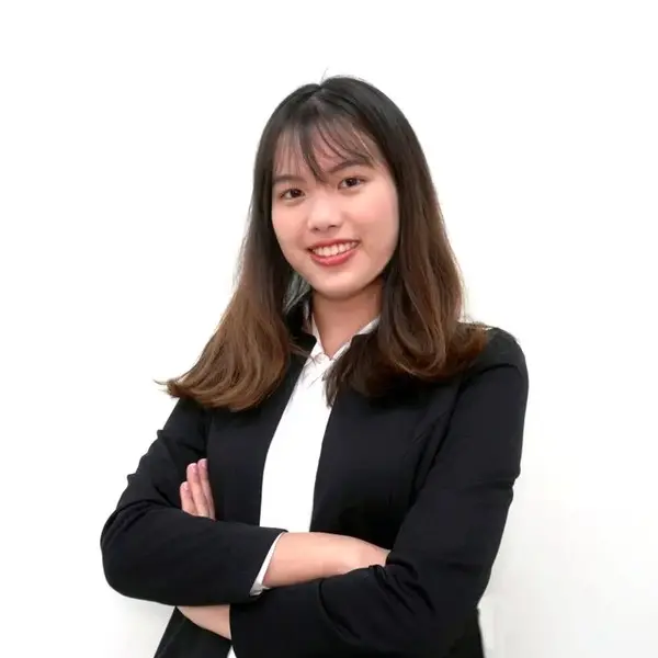 整合行銷顧問 Candice 的形象照，穿著黑色西裝外套雙手交叉微笑