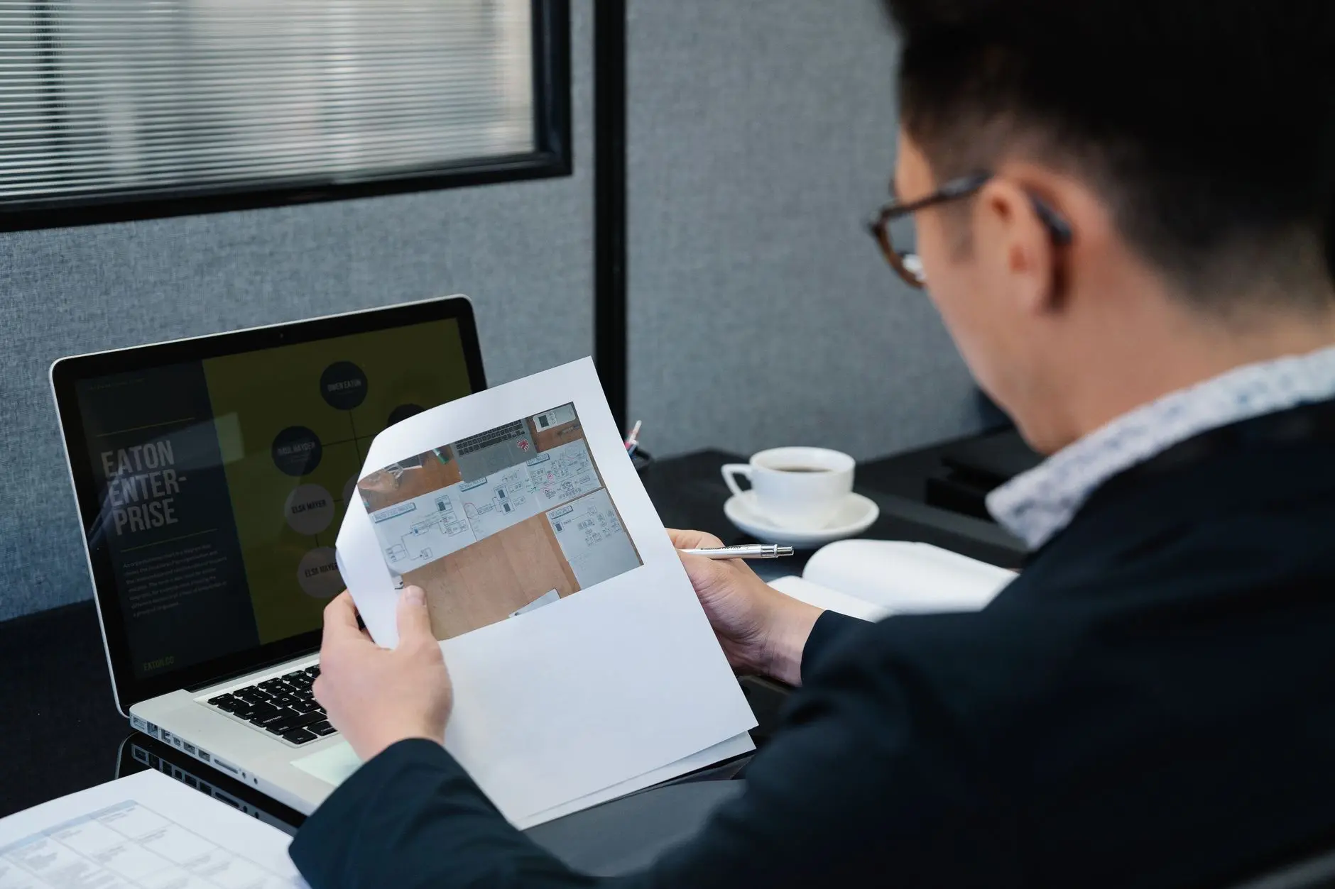 行銷人在筆電上審閱 Claude Code 產出的 SEO 文章大綱，旁邊放著咖啡