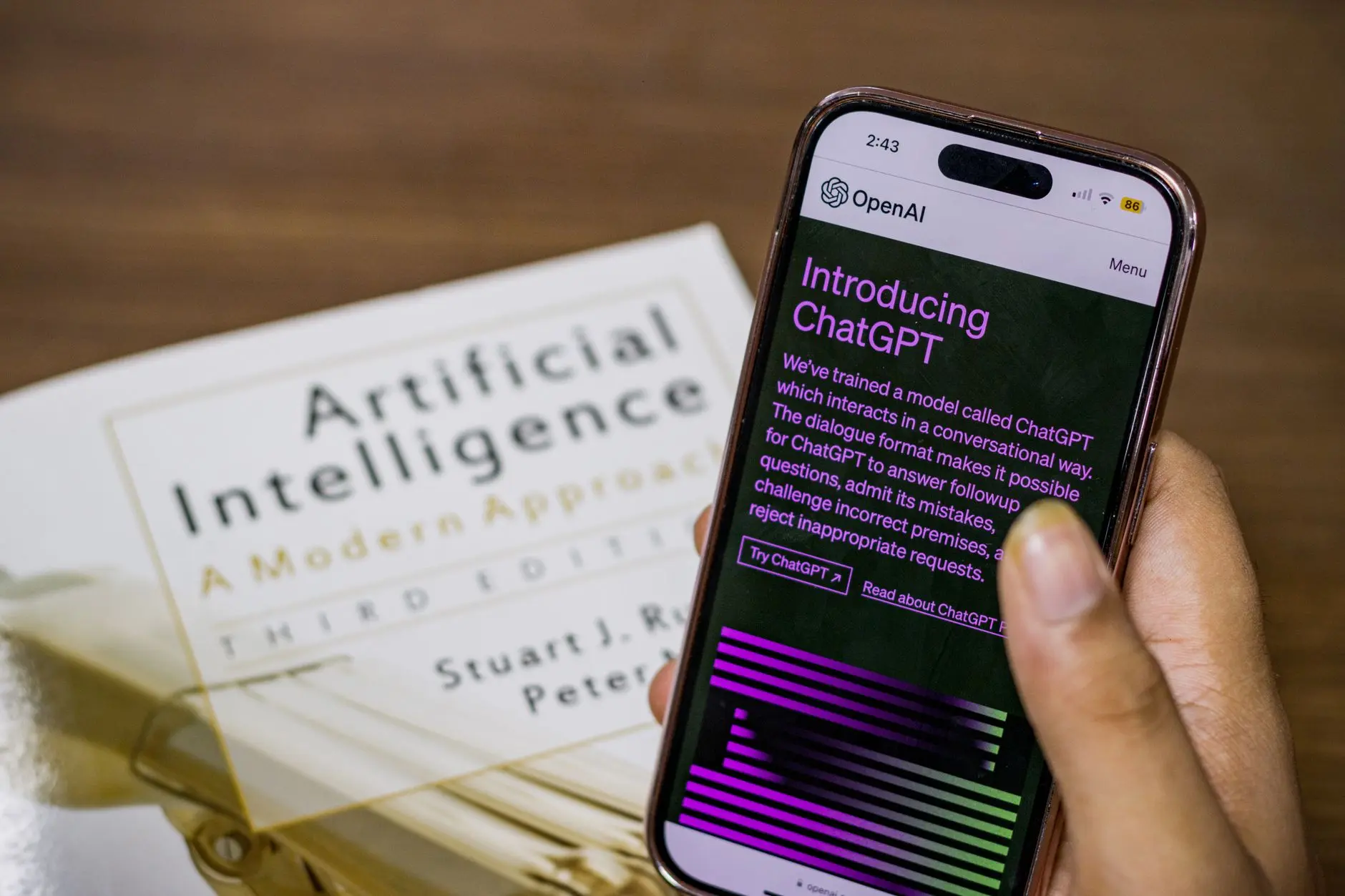 手機螢幕上打開 ChatGPT 的介紹頁面，生成式 AI 改變了大家找答案的方式